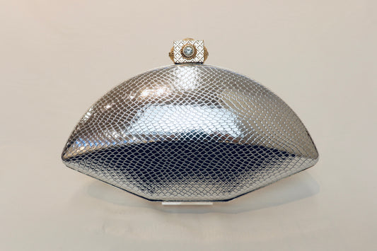 Silver Scale‑Texture Clutch (Detachable Gold Chain)