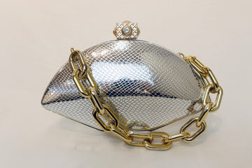 Silver Scale‑Texture Clutch (Detachable Gold Chain)